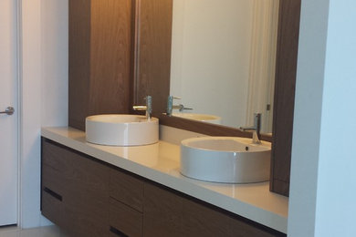 Modelo de cuarto de baño principal minimalista con armarios con paneles lisos