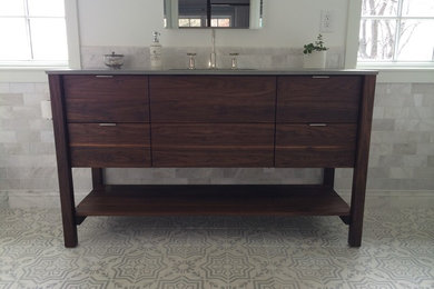 Esempio di una grande stanza da bagno padronale moderna con ante a filo, ante in legno bruno e top in cemento
