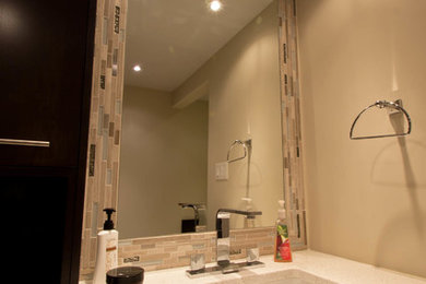 Exempel på ett litet modernt en-suite badrum, med ett undermonterad handfat, släta luckor, skåp i mörkt trä, bänkskiva i kvarts, beige kakel och beige väggar