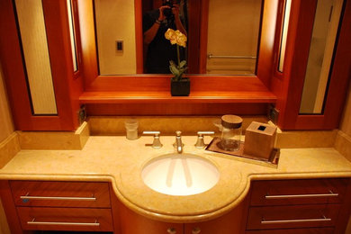 ニューオリンズにあるラグジュアリーな巨大なコンテンポラリースタイルのおしゃれなマスターバスルーム (ドロップイン型浴槽、大理石の床、大理石の洗面台) の写真