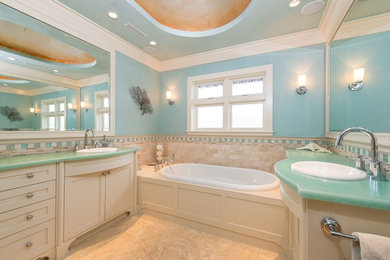 Diseño de cuarto de baño principal clásico renovado grande con armarios estilo shaker, puertas de armario blancas, bañera encastrada, ducha esquinera, suelo de travertino, lavabo encastrado y encimera de acrílico