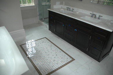 Inspiration för klassiska en-suite badrum, med ett badkar i en alkov, en hörndusch, svart och vit kakel, stenkakel, beige väggar, marmorgolv och marmorbänkskiva