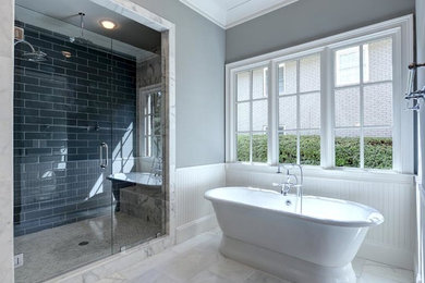 アトランタにある高級な広いコンテンポラリースタイルのおしゃれなマスターバスルーム (置き型浴槽、アルコーブ型シャワー、青いタイル、グレーのタイル、セラミックタイル、グレーの壁、大理石の床、白い床、開き戸のシャワー) の写真