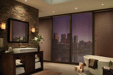 Стильный дизайн: главная ванная комната с настольной раковиной, открытыми фасадами, темными деревянными фасадами, отдельно стоящей ванной и бежевыми стенами - последний тренд