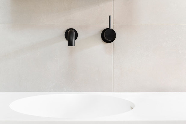 Modern Badezimmer by smarterBATHROOMS+