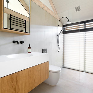 Scandi shower room bathroom in Melbourne with a walk-in shower, a one-piece toilet, an integrated sink and an open shower.