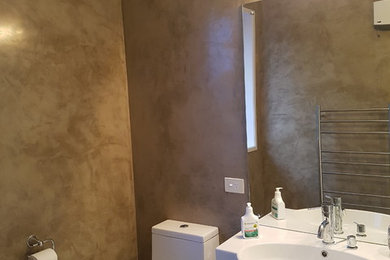 オークランドにある低価格の中くらいな地中海スタイルのおしゃれな浴室 (ライムストーンタイル、マルチカラーの壁) の写真