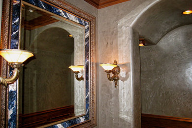 オースティンにある地中海スタイルのおしゃれな浴室の写真