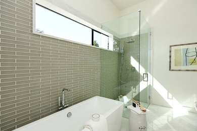 Idée de décoration pour une salle de bain principale design avec un carrelage vert, un carrelage en pâte de verre et un sol en marbre.