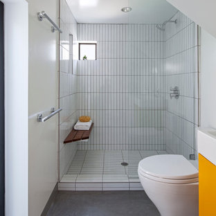 Idéer för små funkis vitt en-suite badrum, med släta luckor, en toalettstol med hel cisternkåpa, vit kakel, vita väggar, betonggolv, ett konsol handfat, orange skåp, en hörndusch, keramikplattor, bänkskiva i kvarts, grått golv och med dusch som är öppen