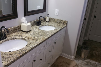 Ejemplo de cuarto de baño de estilo americano con encimera de granito