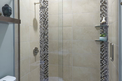 フェニックスにあるトランジショナルスタイルのおしゃれな浴室 (シェーカースタイル扉のキャビネット、グレーのキャビネット、オープン型シャワー、ベージュのタイル、クオーツストーンの洗面台、引戸のシャワー、ベージュのカウンター) の写真