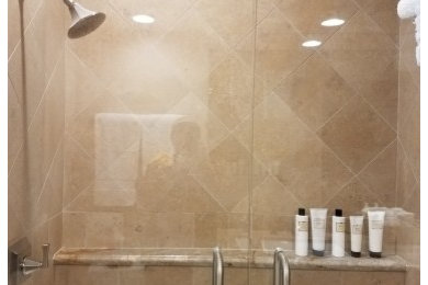 サンフランシスコにあるトラディショナルスタイルのおしゃれな浴室 (アルコーブ型シャワー、ベージュのタイル、開き戸のシャワー、石タイル) の写真