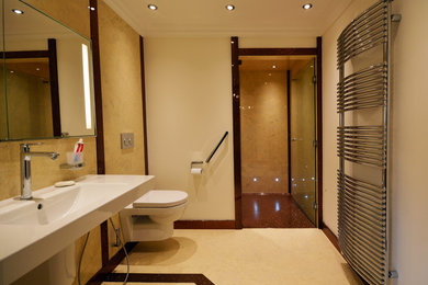 Modern inredning av ett stort badrum för barn, med en öppen dusch, en vägghängd toalettstol och ett väggmonterat handfat