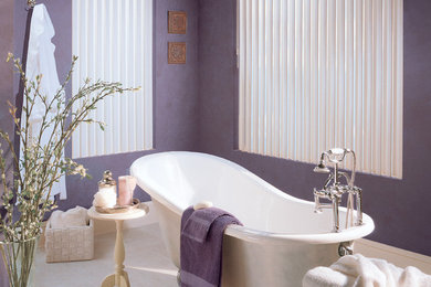 Ejemplo de cuarto de baño principal clásico grande con bañera con patas, combinación de ducha y bañera, paredes púrpuras, suelo de baldosas de porcelana, suelo beige y ducha abierta