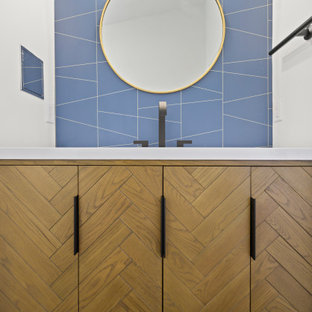 Bild på ett litet retro vit vitt en-suite badrum, med möbel-liknande, skåp i ljust trä, en dusch i en alkov, en toalettstol med hel cisternkåpa, vita väggar, klinkergolv i porslin, ett integrerad handfat, bänkskiva i akrylsten, svart golv och dusch med gångjärnsdörr