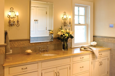 Diseño de cuarto de baño clásico con puertas de armario blancas, paredes beige y suelo beige