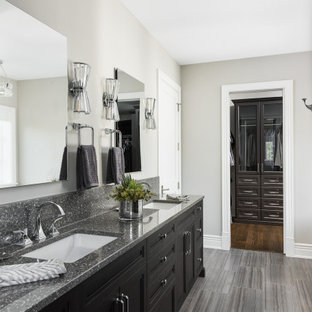 Imagen de cuarto de baño principal, tradicional renovado, con armarios estilo shaker, puertas de armario negras, baldosas y/o azulejos grises, suelo de baldosas de porcelana, suelo gris, encimeras grises, paredes grises y lavabo bajoencimera