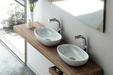 Inspiration pour une salle d'eau minimaliste en bois brun de taille moyenne avec un placard sans porte, un mur blanc, sol en béton ciré, une vasque, un plan de toilette en bois et un sol gris.