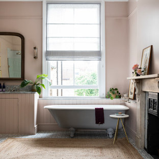 Bild på ett vintage en-suite badrum, med luckor med profilerade fronter, ett badkar med tassar, granitbänkskiva, rosa väggar, mosaikgolv, ett undermonterad handfat och blått golv
