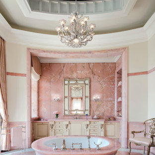 Ispirazione per una stanza da bagno padronale vittoriana con ante con bugna sagomata, ante beige, vasca freestanding, piastrelle rosa, pareti beige, pavimento rosa e top rosa
