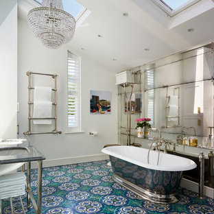Ispirazione per una stanza da bagno padronale vittoriana con vasca freestanding, piastrelle multicolore, pareti bianche e pavimento turchese