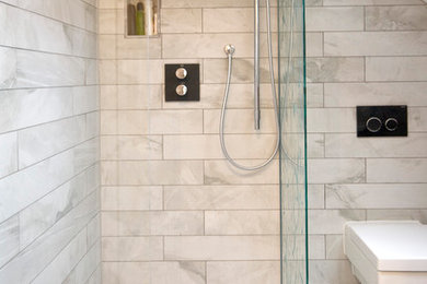 Immagine di una piccola stanza da bagno minimal con piastrelle in ceramica e pavimento con piastrelle in ceramica