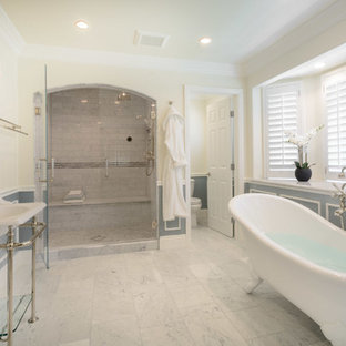 Idee per un'ampia stanza da bagno padronale vittoriana con nessun'anta, vasca freestanding, doccia alcova, piastrelle grigie, piastrelle in pietra, pareti bianche, pavimento in marmo, lavabo a colonna e top in superficie solida