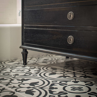 75+ Bäder mit braunen Schränken und schwarz-weißen Fliesen Ideen