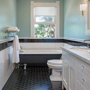 Foto di una stanza da bagno padronale vittoriana con ante in stile shaker, ante bianche, vasca freestanding, WC monopezzo, piastrelle in gres porcellanato, pareti verdi, pavimento con piastrelle in ceramica, top in marmo e pavimento nero