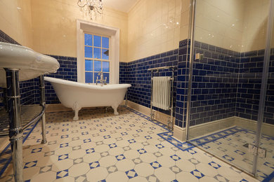 他の地域にあるヴィクトリアン調のおしゃれな浴室の写真