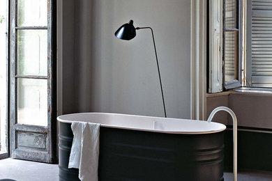 Foto de cuarto de baño contemporáneo de tamaño medio con bañera exenta