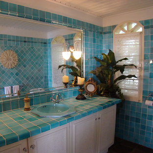 Esempio di una stanza da bagno tropicale