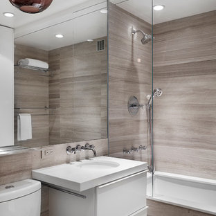Inspiration för ett stort funkis vit vitt en-suite badrum, med släta luckor, ett undermonterad handfat, grå väggar, ett platsbyggt badkar, en dusch/badkar-kombination, brun kakel, grå kakel, travertin golv, bänkskiva i kvarts, en toalettstol med separat cisternkåpa, kakelplattor och vita skåp
