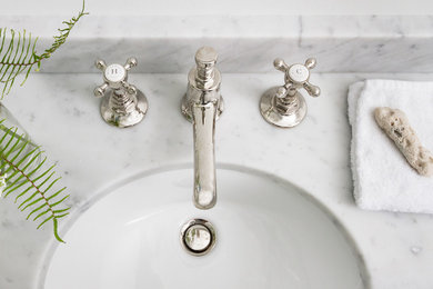 Imagen de cuarto de baño tradicional renovado con ducha abierta, sanitario de una pieza, baldosas y/o azulejos de piedra, suelo de pizarra, lavabo tipo consola y encimera de mármol