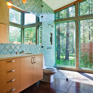 Idee per una stanza da bagno padronale contemporanea di medie dimensioni con doccia a filo pavimento, lavabo sottopiano, ante lisce, ante in legno scuro, WC monopezzo, piastrelle verdi, piastrelle in ceramica, pavimento in cemento, top in vetro riciclato e pareti verdi