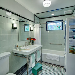 Idee per una piccola stanza da bagno american style con lavabo a consolle, vasca ad alcova, vasca/doccia, WC a due pezzi, piastrelle verdi, piastrelle in ceramica, pareti verdi e pavimento in gres porcellanato