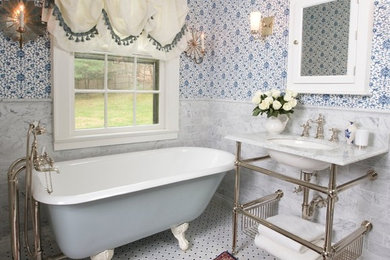 Esempio di una stanza da bagno vittoriana con nessun'anta, vasca con piedi a zampa di leone, pareti blu, lavabo sottopiano e top in marmo