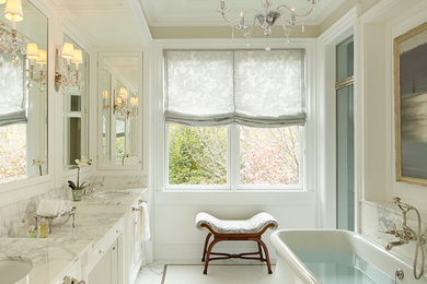 Idéer för ett stort klassiskt vit en-suite badrum, med luckor med infälld panel, vita skåp, ett fristående badkar, beige väggar, mosaikgolv, ett undermonterad handfat, vitt golv, en dusch i en alkov, marmorbänkskiva och dusch med gångjärnsdörr