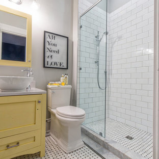 Esempio di una piccola stanza da bagno con doccia tradizionale con ante in stile shaker, ante gialle, doccia alcova, WC a due pezzi, piastrelle bianche, piastrelle diamantate, pareti grigie, pavimento in marmo, lavabo a bacinella, top in quarzo composito, pavimento bianco e doccia aperta