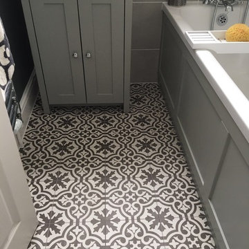 Vintage modern pattern tile bathroom