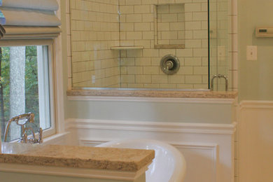 Modelo de cuarto de baño principal tradicional de tamaño medio con bañera con patas, ducha esquinera, baldosas y/o azulejos de cerámica, paredes azules y suelo de mármol
