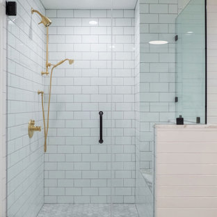 Exempel på ett mellanstort klassiskt vit vitt en-suite badrum, med skåp i shakerstil, grå skåp, ett badkar med tassar, en hörndusch, en toalettstol med hel cisternkåpa, vit kakel, tunnelbanekakel, vita väggar, marmorgolv, ett nedsänkt handfat, bänkskiva i kvartsit, grått golv och dusch med gångjärnsdörr