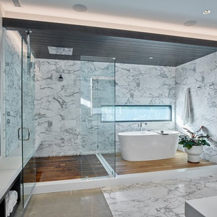 Inspiration för stora moderna vitt en-suite badrum, med ett fristående badkar, en hörndusch, vita väggar, dusch med gångjärnsdörr, släta luckor, svarta skåp, ett integrerad handfat och bänkskiva i akrylsten