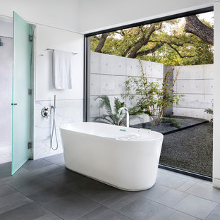 Foto di una grande stanza da bagno padronale minimalista con vasca freestanding, doccia a filo pavimento, piastrelle bianche, piastrelle a mosaico, pareti bianche, pavimento in gres porcellanato, pavimento grigio e porta doccia a battente