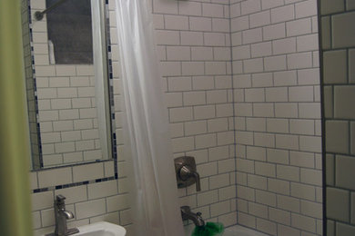 デンバーにある小さなコンテンポラリースタイルのおしゃれな子供用バスルーム (ドロップイン型浴槽、白いタイル、セラミックタイル、白い壁、セラミックタイルの床、ペデスタルシンク、グレーの床) の写真