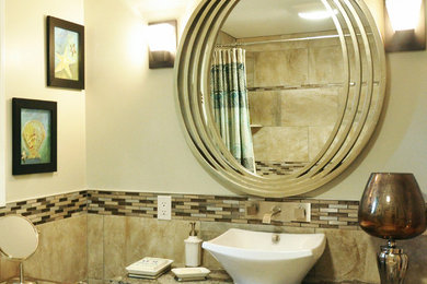 Пример оригинального дизайна: главная ванная комната среднего размера в современном стиле с настольной раковиной, фасадами островного типа, темными деревянными фасадами, ванной в нише, душем в нише, унитазом-моноблоком, разноцветной плиткой, плиткой мозаикой, белыми стенами, столешницей из искусственного кварца и полом из керамогранита
