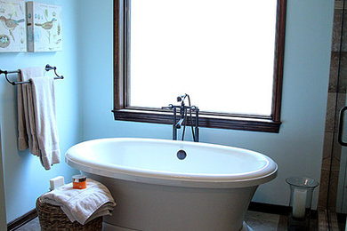 Idéer för mellanstora vintage en-suite badrum, med ett fristående badkar och blå väggar