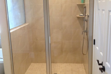 Ejemplo de cuarto de baño principal minimalista pequeño con ducha abierta, baldosas y/o azulejos beige, baldosas y/o azulejos de cerámica y suelo de baldosas de cerámica