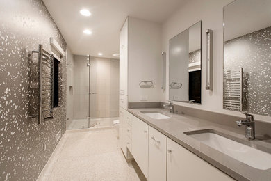 ダラスにあるミッドセンチュリースタイルのおしゃれなマスターバスルーム (フラットパネル扉のキャビネット、白いキャビネット、アルコーブ型シャワー、白いタイル、白い壁、アンダーカウンター洗面器、白い床、開き戸のシャワー) の写真
